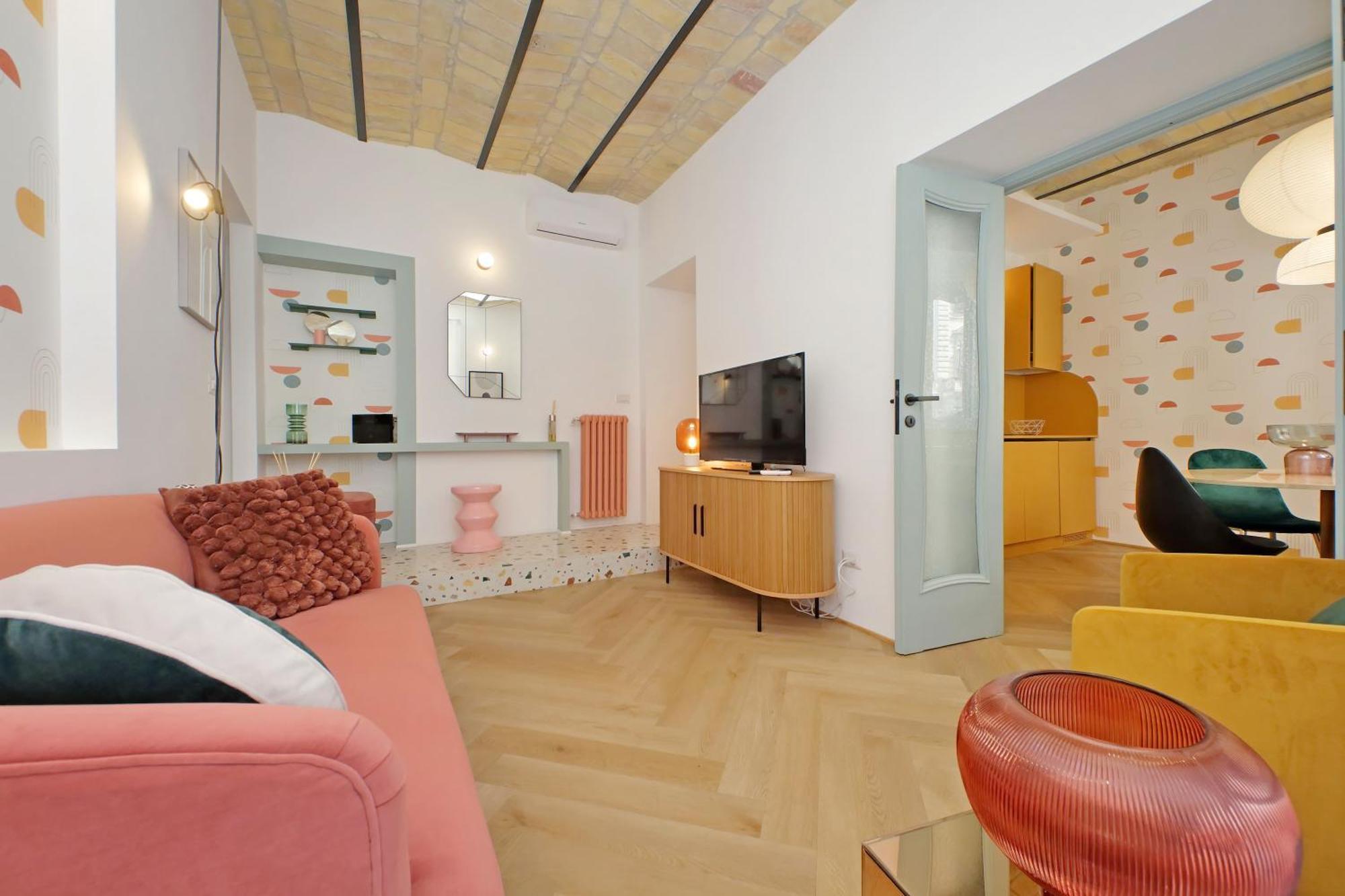 Ych-colorful And Classy Near Fori Imperiali Rom