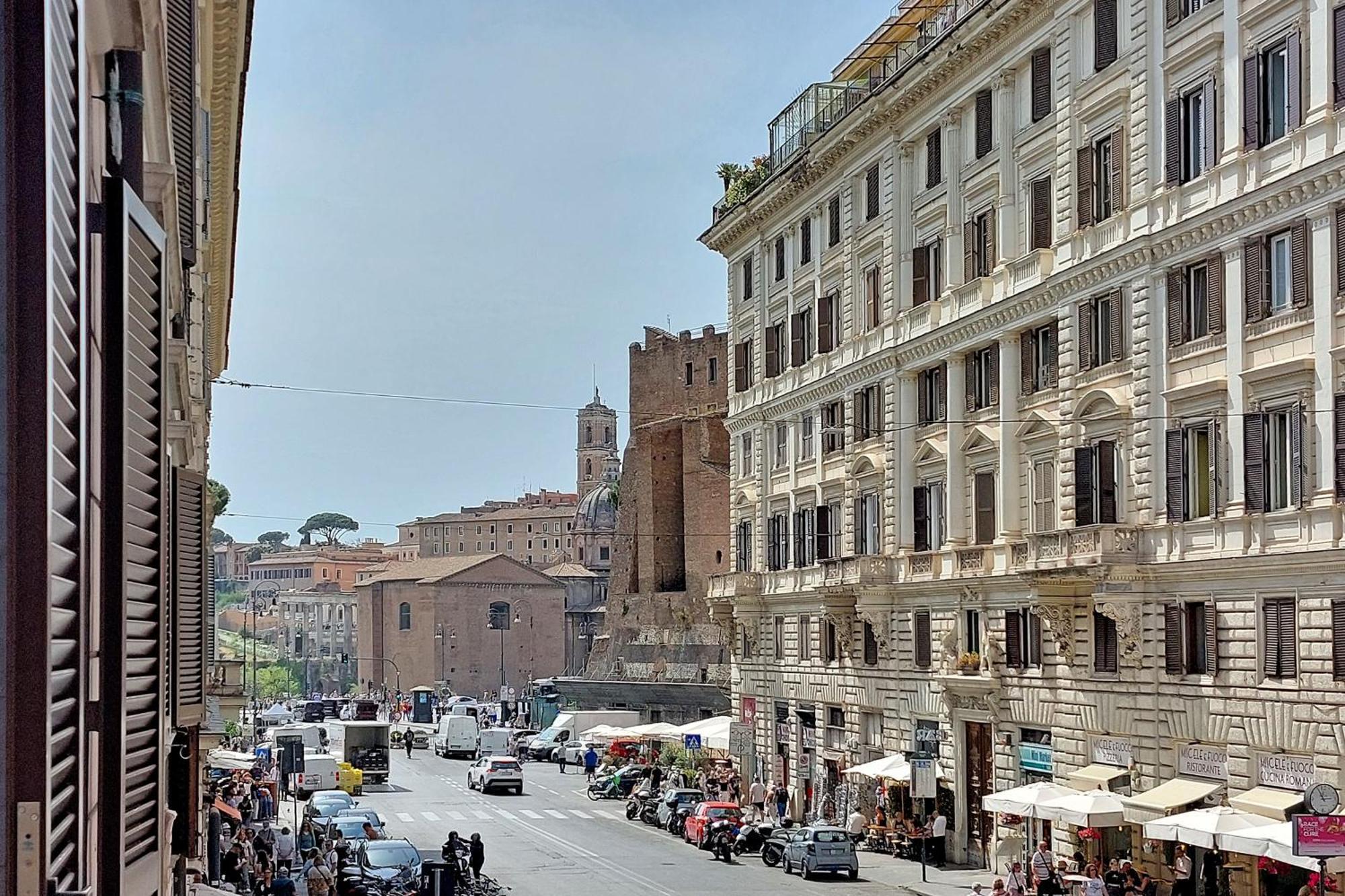 Ych-colorful And Classy Near Fori Imperiali Rom