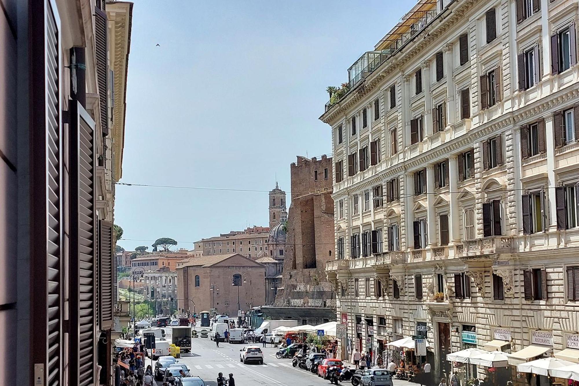Ych-colorful And Classy Near Fori Imperiali Rom